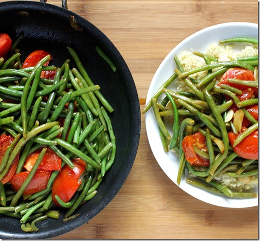 green-beans-with-garlic-and-tomatoes-pan-and-plate