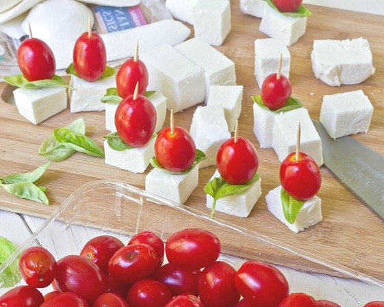 Mini-Caprese-Salad-Bites-Assembly