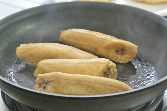 sweet-breakfast-arepas-plantain-frying